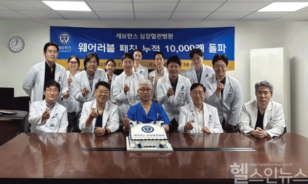 세브란스병원 의료진이 휴이노의 웨어러블 심전도 측정기기 ‘메모 패치’ 누적 검사 1만례 돌파를 기념하고 있다. (휴이노 제공)