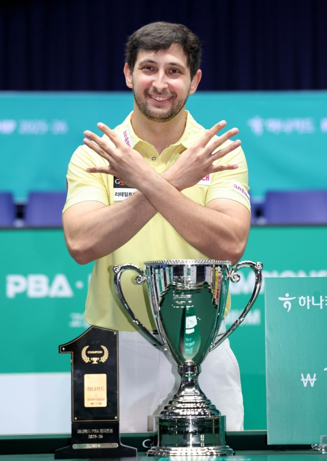 통산 8승의 기쁨을 손가락으로 표현한 마르티네스 / PBA 제공.
