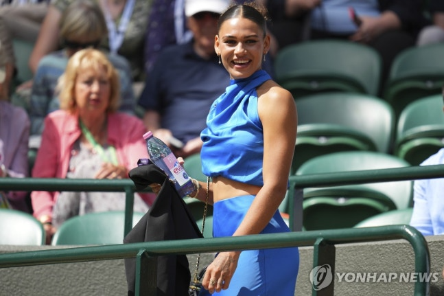 윔블던 테니스 코트를 찾은 로드먼 / 사진=연합뉴스