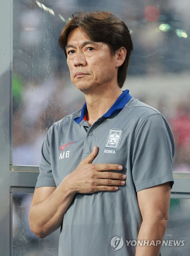 국기에 경례하는 홍명보 감독 / 사진=연합뉴스