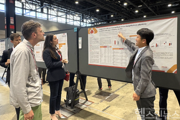 류영상 조선대학교 내분비대사내과 교수(맨 오른쪽)가 참관객에게 연구 결과를 설명하고 있다. (대웅제약 제공)