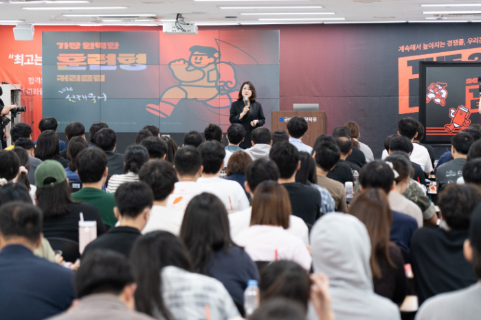 지난 6월 28일 노량진에서 열린 설명회 현장, 국어 과목 대표 강사 이선재가 강의를 진행하고 있다.