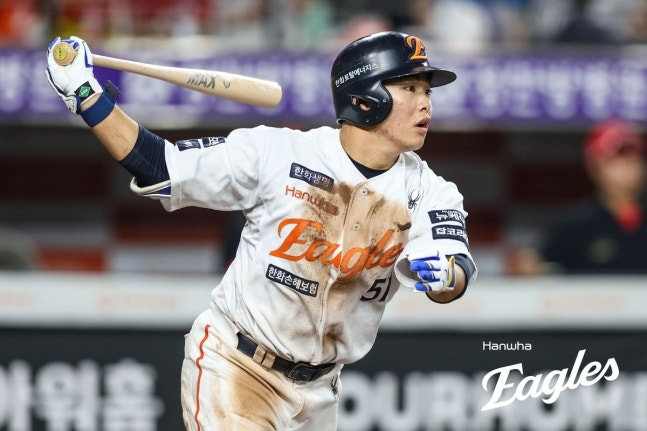 8일 경기에서 타격하는 한화 문현빈 / 한화 이글스 제공