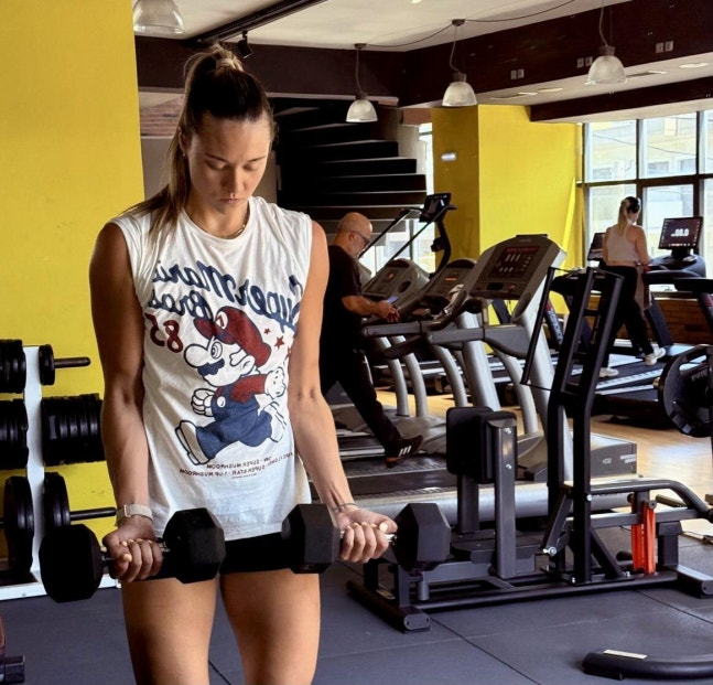 웨이트트레이닝하는 레베카