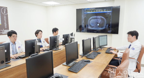 가톨릭대 인천성모병원 간암팀 의료진이 다학제통합진료를 하고 있다. (인천성모병원 제공)