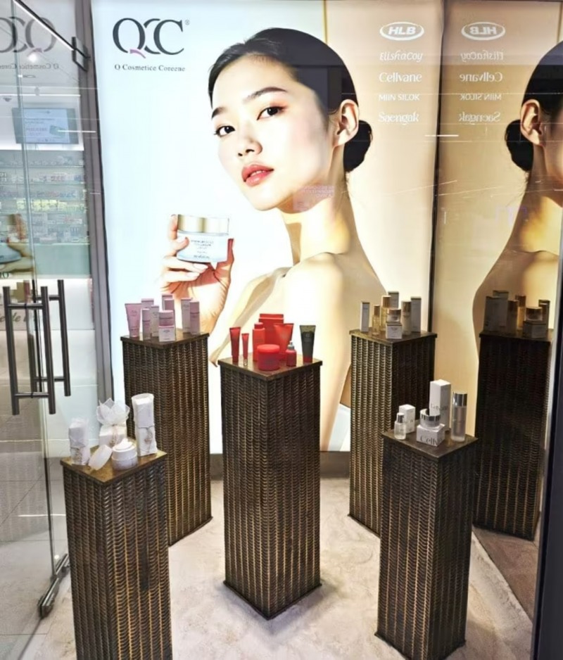 (오른쪽)제론셀베인, 루마니아 약국 체인 '알마 파머시' 매장 제품 디스플레이