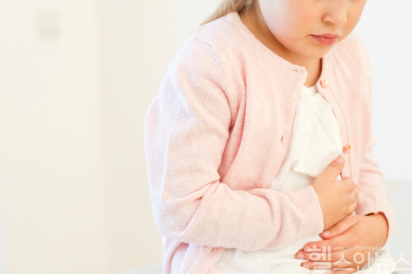 소아 만성 복통은 흔하지만, 경고 신호 발견 시 반드시 의료진 진단이 필요하다. (클립아트코리아)