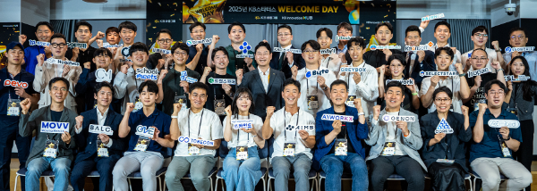 이창권 KB금융지주 디지털·IT부문장(두번째 줄 왼쪽에서 일곱번째)이 지난 8일 강남HUB에서 진행된 'KB스타터스 웰컴데이'에서 스타트업 관계자들과 기념촬영을 하고 있다. ⓒ KB금융