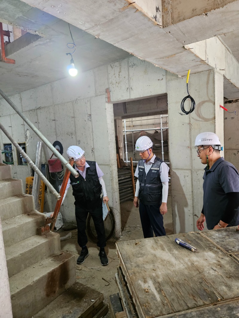 김형석 안전보건공단 서울동부지사장(가운데)이 9일 관내 건설현장 밀집지역에서 폭염안전 5대 기본수칙 전파를 위한 ‘제13차 현장점검의 날’ 패트롤 현장점검을 실시하고 있다./안전보건공단 서울동부지사