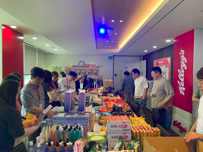 농심켈로그 임직원들이 플리마켓에 참여하고 있다.