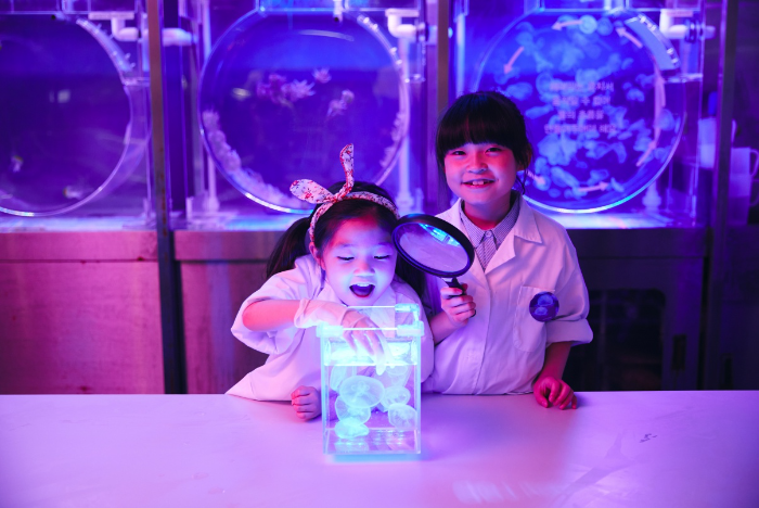 ‘아쿠아 4 YOU’ 프로그램을 체험하는 어린이