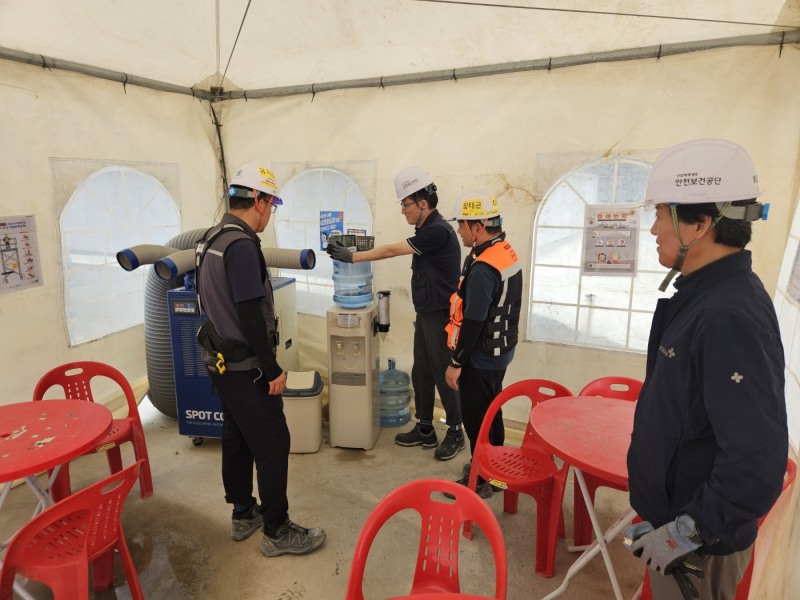 김종석 안전보건공단 강원동부지사장(왼쪽 두번째)이 9일 강원 고성군 아야진 공동주택 신축공사 현장을 방문해 폭염·질식재해에 대한 안전조치 이행 여부를 집중 점검하고 있다./안전보건공단 강원동부지사