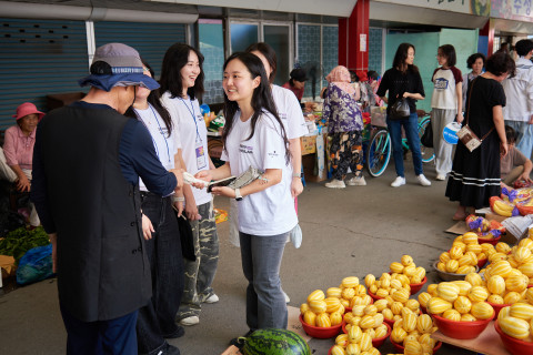 경상북도 의성군에서 열린 5일장에 참석해 현장 인터뷰를 진행 중인 대학생 활동가
