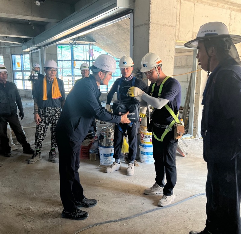 안전보건공단 울산지역본부는 9일 울산 관할 구역 내 주요 건설현장을 대상으로 폭염에 의한 근로자 건강 피해를 예방하기 위한 긴급 현장 안전점검을 실시했다. 우용하 안전보건공단 울산지역본부장(왼쪽)이 현장 관계자에게 온열질환 예방 키트를 배포하고 있다./안전보건공단 울산지역본부