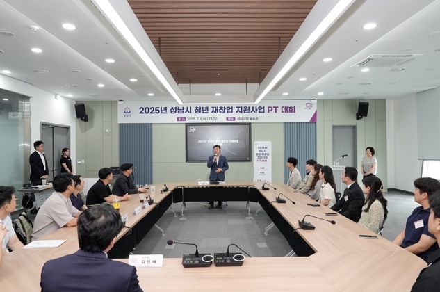성남시청 율동관에서 개최된 ‘2025 청년 재창업 지원사업 PT대회’에서 신상진 성남시장이 인사말을 전하고 있다. (성남시 제공)