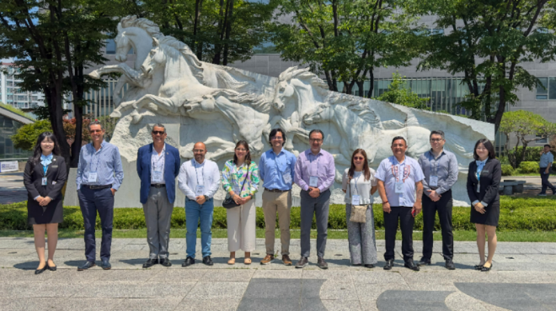 숭실대 캠퍼스 내 백마상 앞에서 참가자들이 기념촬영하고 있다 (사진제공=숭실대)