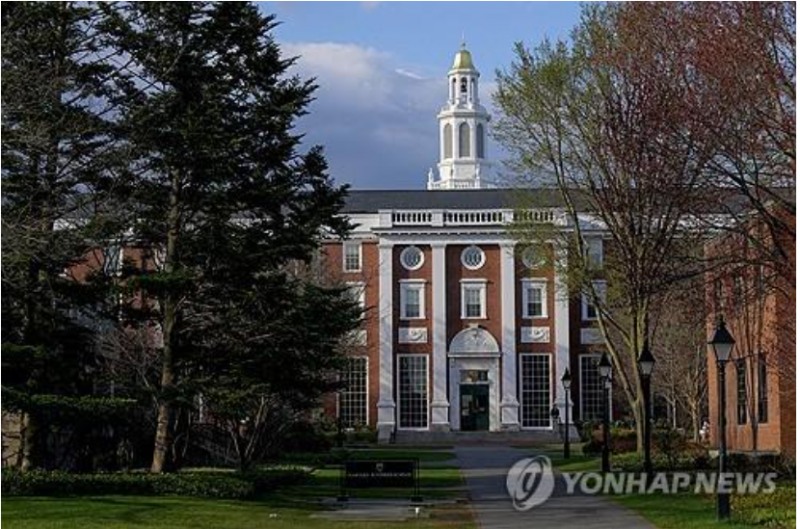 트럼프 행정부는 하버드대가 뉴잉글랜드주 고등교육위원회 법을 위반했다며 승인 취소를 검토하고 있는 등 압박을 지속하고 있다. 사진=로이터통신, 연합뉴스