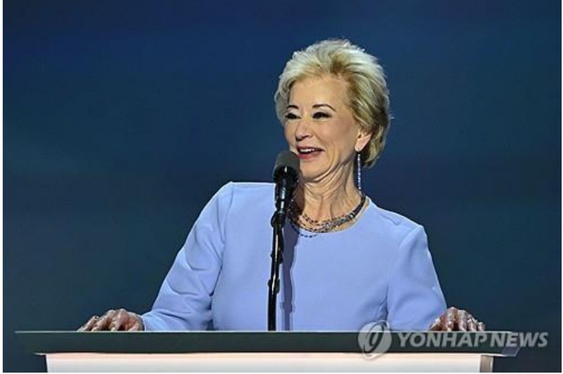 린다 맥마흔 교육부장관은 지난 8일(현지시간) 백악관에서 열린 국무회의에서 하버드 컬럼비아대와의 대화가 잘 진행되지 않고 있다고 말했다고 블룸버그통신이 보도했다. 자료=AFP, 연합뉴스
