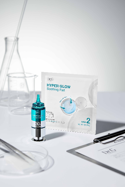 닥터지가 피부과 전문 노하우를 담은 신제품 ‘하이퍼 글로우 30% 앰플 필링 2-STEP 프로그램’을 출시했다. (닥터지 게오)