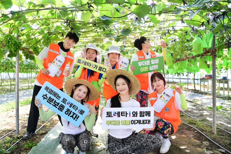코카-콜라사가 자사 이온보충음료 ‘토레타!’를 통해 여름철 전국 대학생 농촌봉사활동 현장에 음료를 지원하고 있다. (코카-콜라 제공)