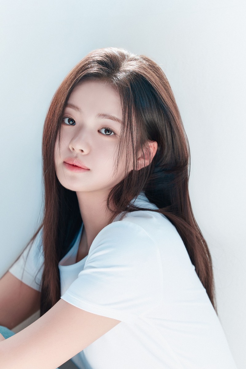 김시아, 새 프로필 공개…순수함과 단단함 공존