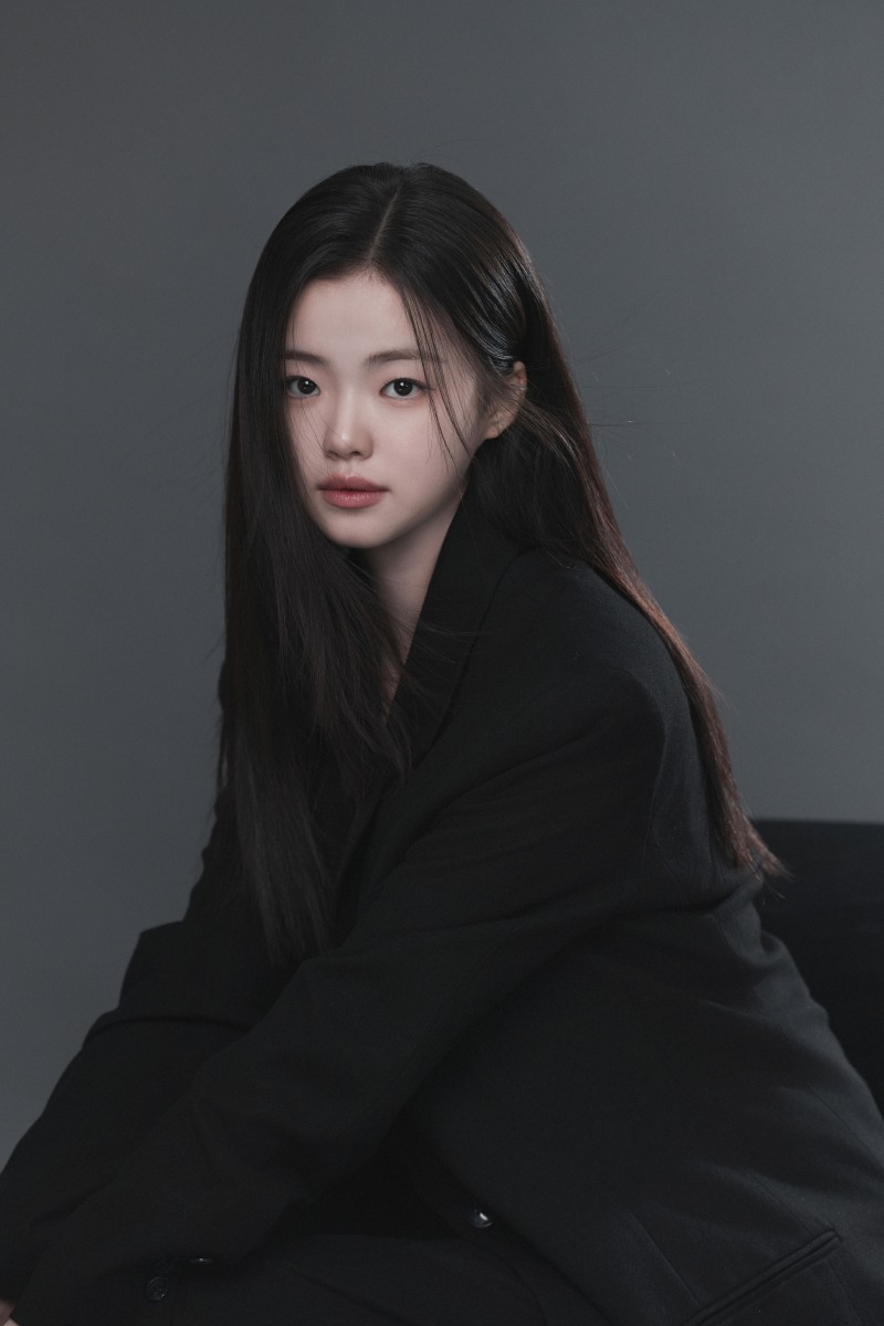 김시아, 새 프로필 공개…순수함과 단단함 공존