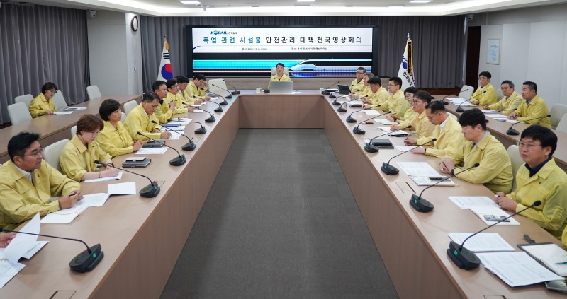 한국철도공사(코레일)가 지난 9일 전국 영상회의를 열고 폭염 관련 철도 시설물 안전관리 대책을 점검했다.(사진 가운데 한문희 사장)/한국철도공사