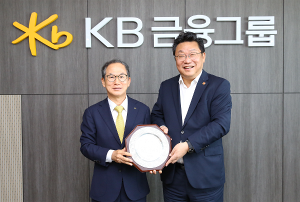 양종희 KB금융그룹 회장과 주형환 저출생고령사회위원회 부위원장이 지난 9일 여의도 KB국민은행 신관에서 기념촬영을 하고 있다. ⓒ KB금융