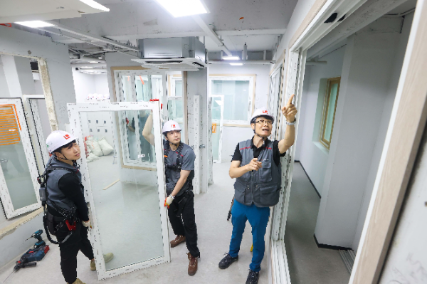 경기도 평택시에 위치한 'LX Z:IN 인테리어 아카데미'에서 진행되고 있는 창호 시공 실습 강의 모습. ⓒ LX하우시스