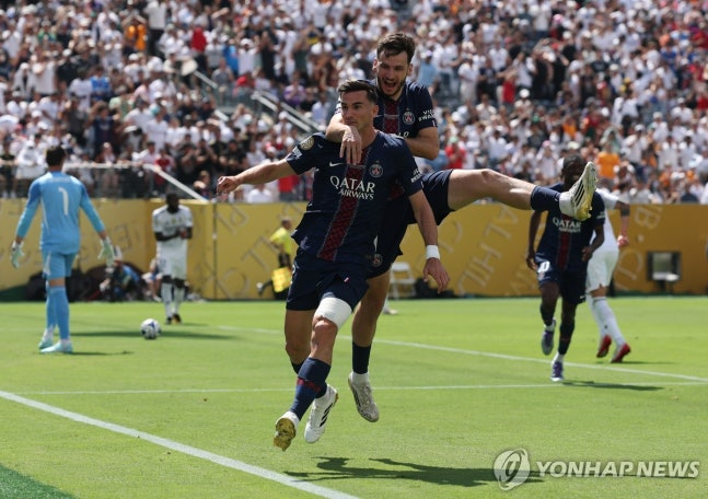 선제골 넣고 기뻐하는 파비안 루이스(왼쪽)와 흐비차 크바라츠헬리아 / 사진=연합뉴스