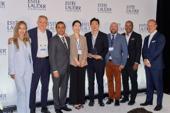 〈지난 5월 미국 뉴욕에서 진행된 ‘2025 에스티 로더 컴퍼니즈 공급사 서밋(2025 ELC Supplier Summit)’에서 이병주 코스맥스비티아이 대표이사(오른쪽에서 네 번째)와 스테판 드 라 파베리(Stéphane de La Faverie) 에스티 로더 컴퍼니즈(ELC) 사장 겸 최고경영자(오른쪽 첫 번째) 등 주요 인사들이 기념 촬영을 하고 있다.〉