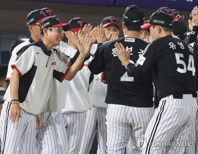 승리의 하이 파이브 / 사진=연합뉴스