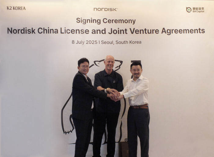 지난 8일 노르디스크의 중국 합작 법인 설립을 위한 협약식이 진행됐다. 왼쪽부터 정영훈 케이투코리아그룹 회장, 에릭 몰러(Erik Möller) 노르디스크 본사 CEO, 데이비드 허(David He) BA Capital.