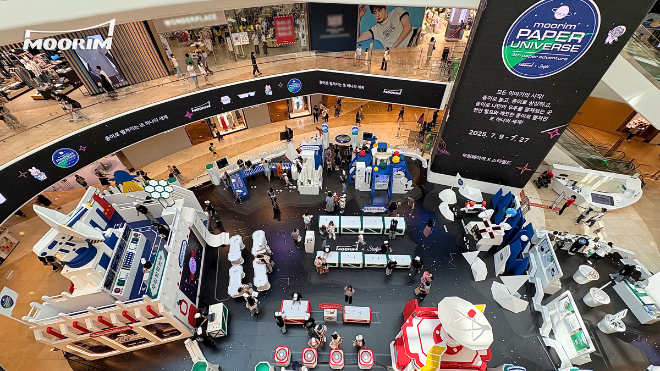 ‘무림페이퍼 유니버스’는 “종이만 있다면?”이라는 상상에서 출발한 체험형 공간으로, 천연 펄프와 종이로 구현된 우주 공간 속 비밀 행성을 7월 27일까지 한정 운영한다. / 사진제공=무림P&P