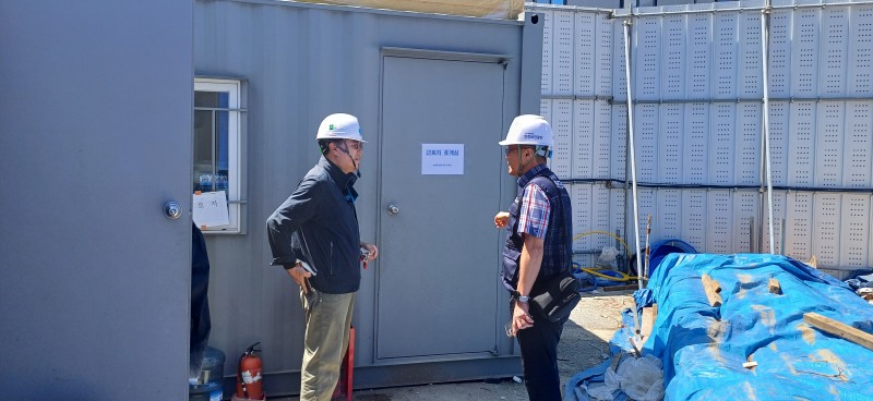 안성환 안전보건공단 강원지역본부장이 온열질환 예방을 위해 10일 경기도 가평 소재 건설현장을 방문했다./안전보건공단 강원지역본부