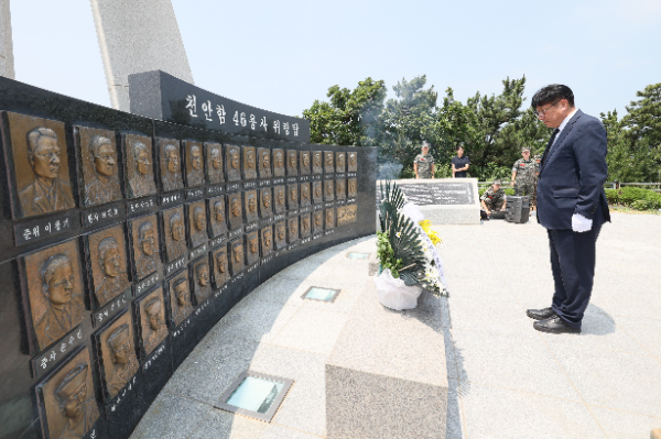 도성훈 교육감이 백령도를 찾아 천안함 46용사 위령탑을 참배 하고 있다.