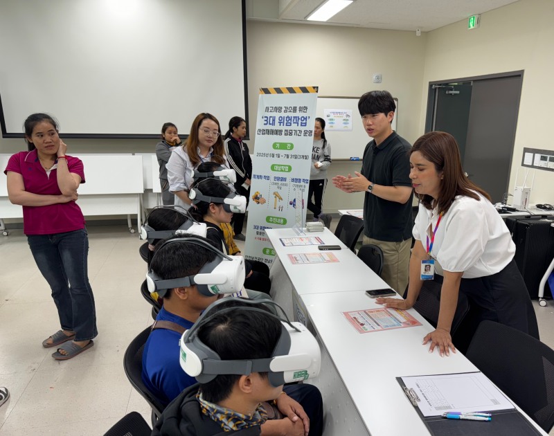 고용노동부 양산지청과 안전보건공단 경남동부지사는 10일 밀양농업기술센터에서 외국인근로자 재해예방 캠페인을 실시했다./안전보건공단 경남동부지사