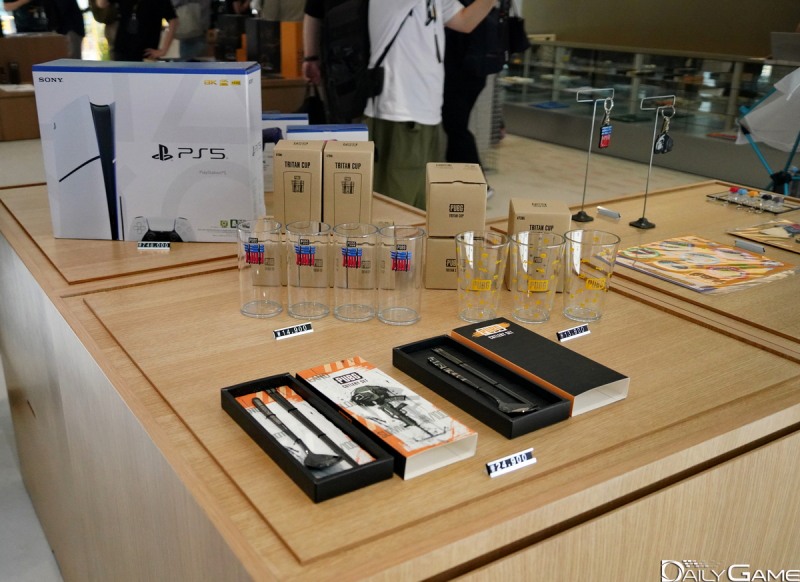 스토어에서는 게임을 주제로 한 상품들을 만나볼 수 있다.