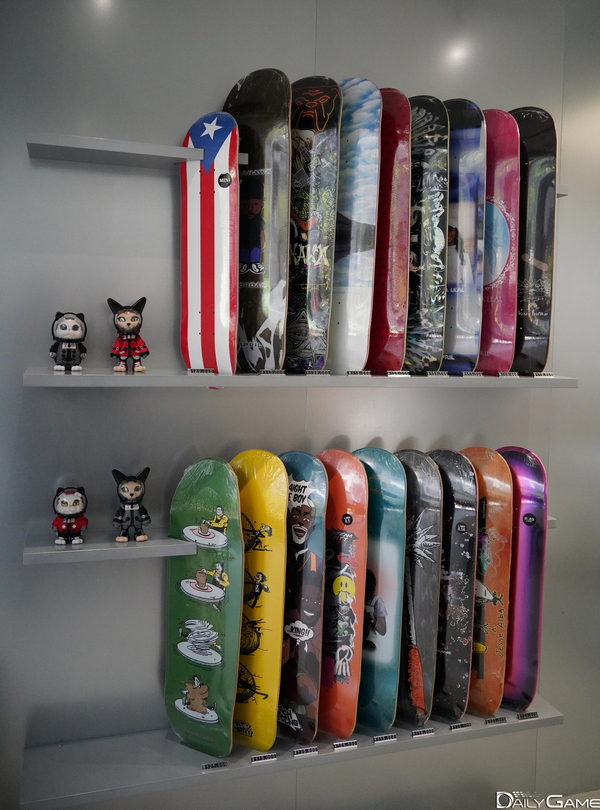 지역 작가들의 작품들 역시 판매된다.