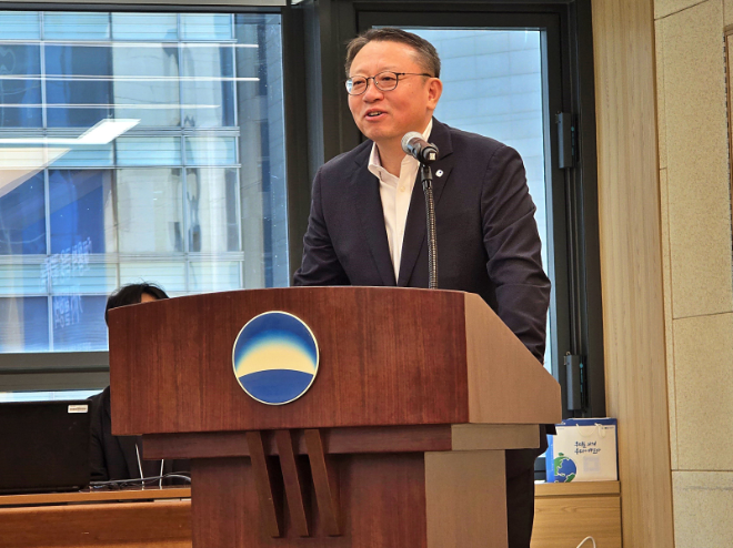 정진완 우리은행장이 10일 서울 중구 우리은행 본점에서 ‘포용적 금융 플랫폼’에 관한 기자설명회를 개최하고 중소기업과 소상공인을 위한 상생 방안을 설명하고 있다. (우리은행 제공)