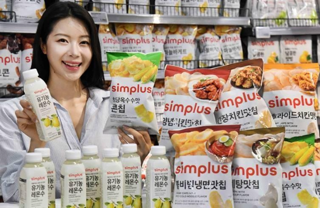 홈플러스가 본격적인 여름철을 겨냥해 1천 원짜리 PB(자체 브랜드) 스낵과 음료 신제품을 선보인다. (홈플러스 제공)