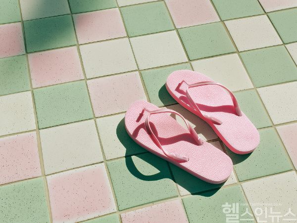 여름철 잘못된 신발 착용이 족부 질환과 발 변형을 유발할 수 있습니다. (클립아트코리아)