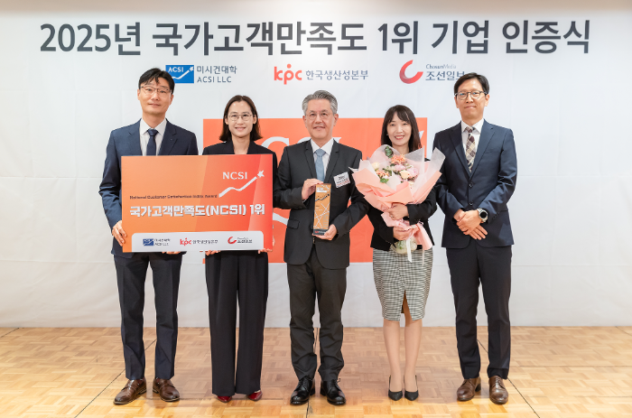 코웨이가 ‘2025 국가고객만족도(NCSI)’ 조사에서 정수기, 헬스케어 안마가전, 렌탈케어서비스 부문 1위에 선정됐다. 지난 9일 서울 중구 롯데호텔에서 진행된 시상식에서 서장원 코웨이 대표이사(가운데)와 이용준 코웨이 고객품질본부장(왼쪽 첫 번째) 및 관계자들이 기념 촬영을 하고 있다.