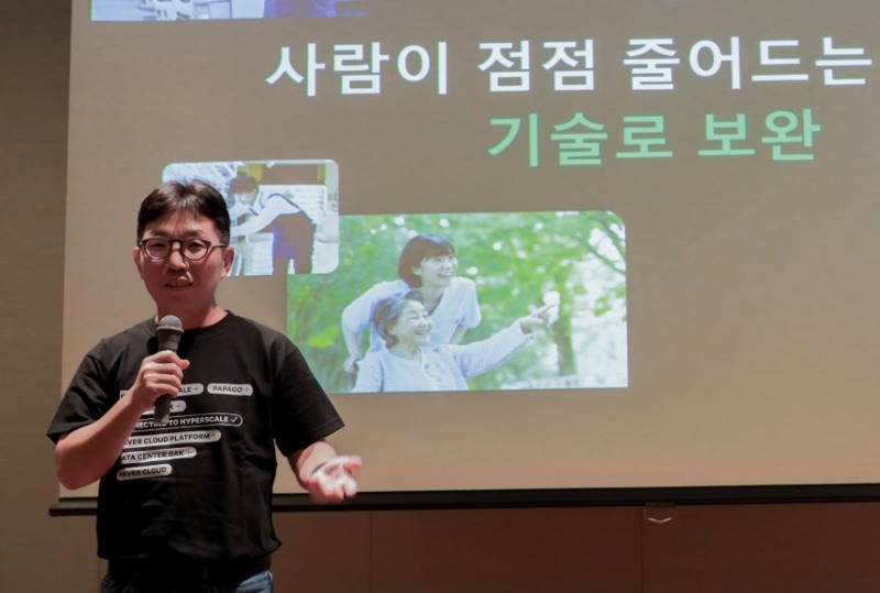 김유원 네이버클라우드 대표가 지난 9일 일본 오사카에서 진행한 '라인웍스 10주년' 기자 간담회에서 발언하고 있다./네이버클라우드 제공