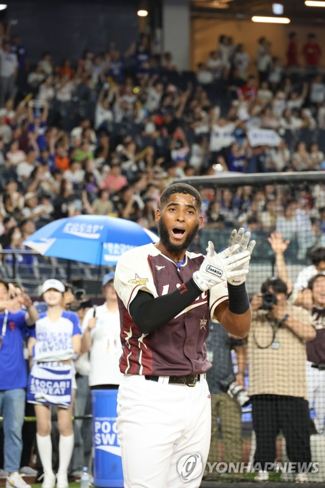 홈런 더비 우승 확정한 뒤 기뻐하는 삼성 디아즈 / 사진=연합뉴스