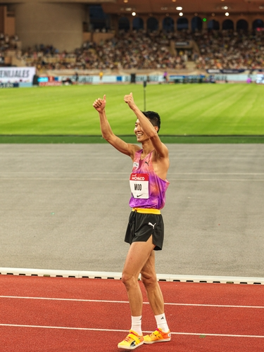 관중들에게 인사하는 우상혁 / 사진=용인시청 육상단 제공. 연합뉴스