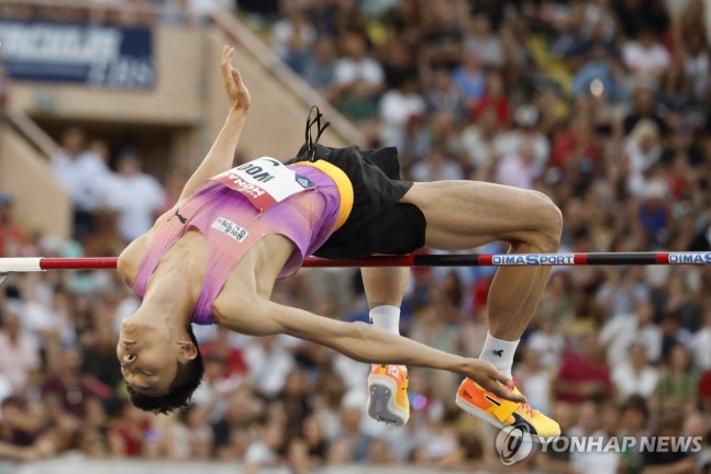 바를 넘는 우상혁 / 사진=연합뉴스