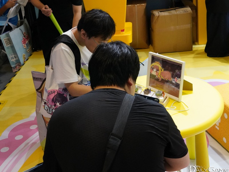 시연 버전을 직접 플레이 해보는 관람객들.