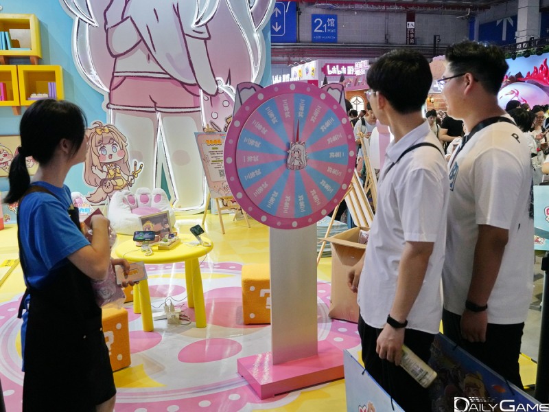 선물을 받기 위한 이벤트에 참여하는 관람객들.