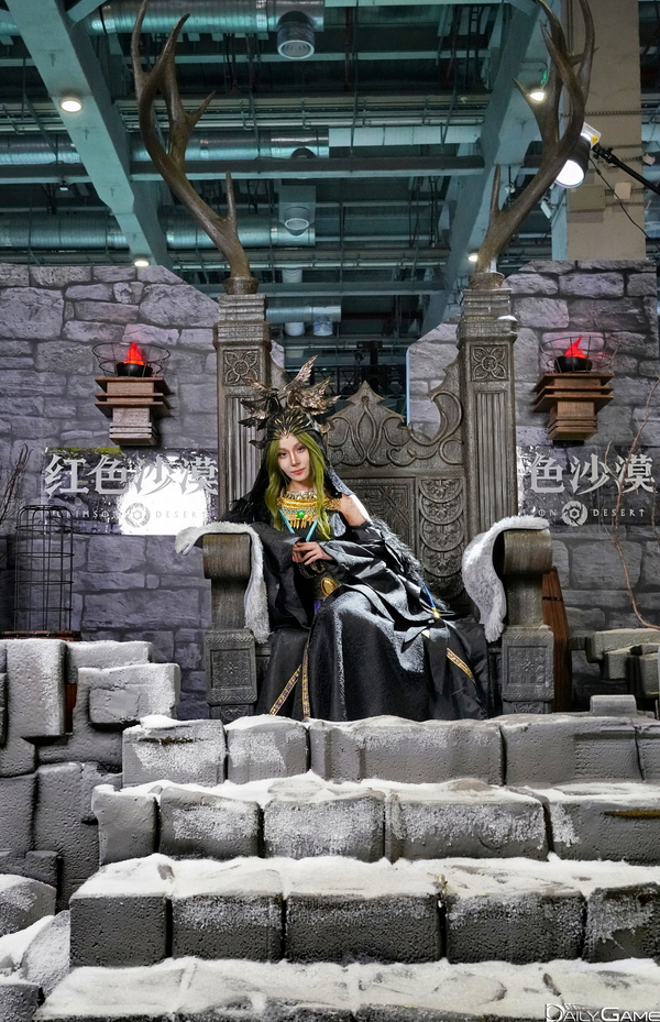 사슴왕의 대형 의자 포토존에서 포즈를 취하는 모델.